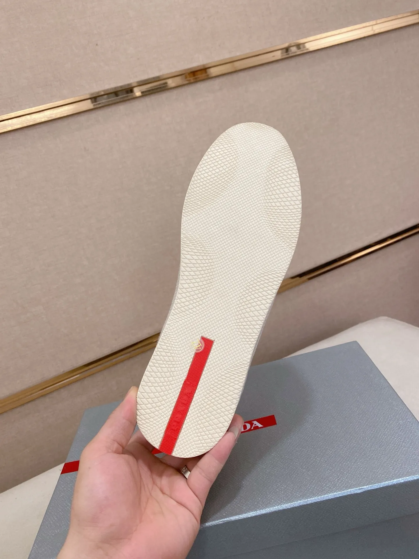 Men's shoes 💰 480💰 ✔️✔️✔️Top high version High-quality new PRADA (Prada) counters are launched at the same time. The new men's shoes and 😘fabrics are purely handmade in Niujing. Lining: Full cowhide lining. 👍🏿High-end☄️Open-molded non-slip rubber outsole, exquisite lines, simple and elegant, comfortable and high-end for leisure travel. Code number: 38-44. Can be customized45